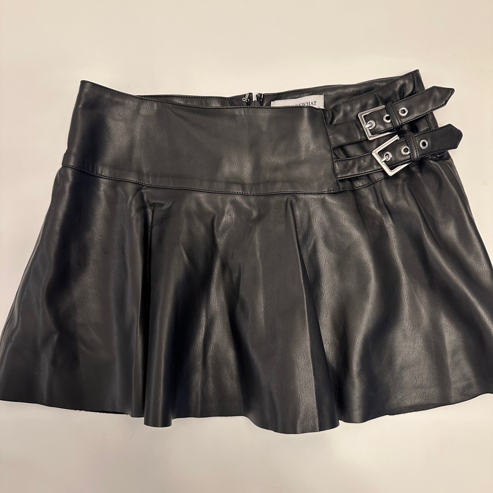 WEWOREWHAT FAUX LEATHER BUCKLE MINI SKORT, SIZE‎ 6